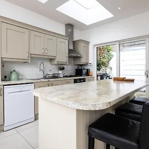 Large 3 Bed Family - 5 Min From Train Station Dublin